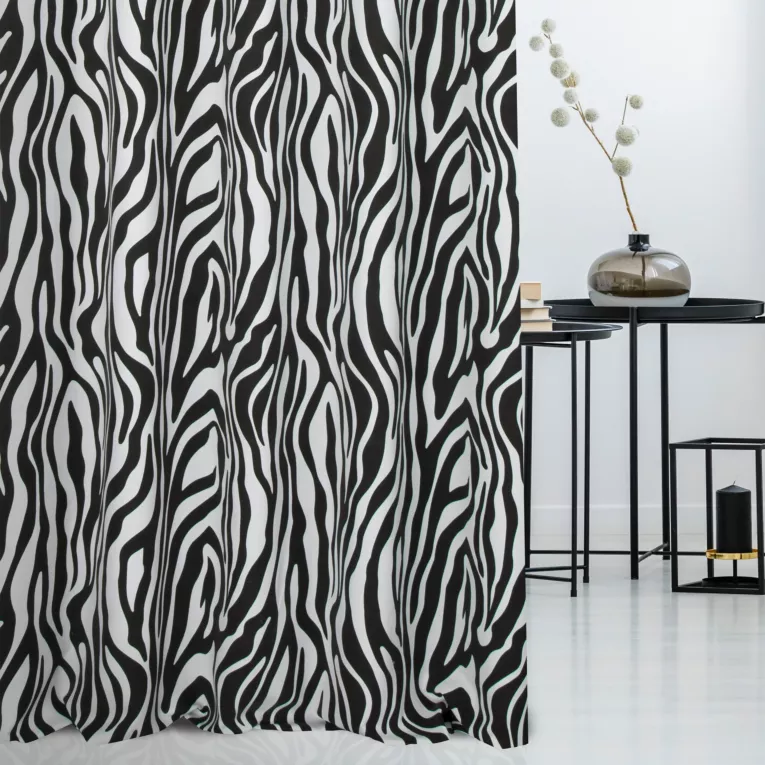 Zasłona szyta na taśmie 5 cm biało czarna z miękkiej tkaniny z nadrukiem, wzór w zebrę