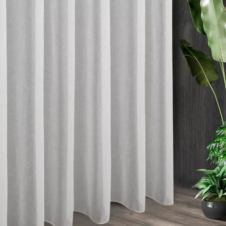 Tkanina firanowa matowa etamina o naturalnym splocie zakończona szwem obciążającym