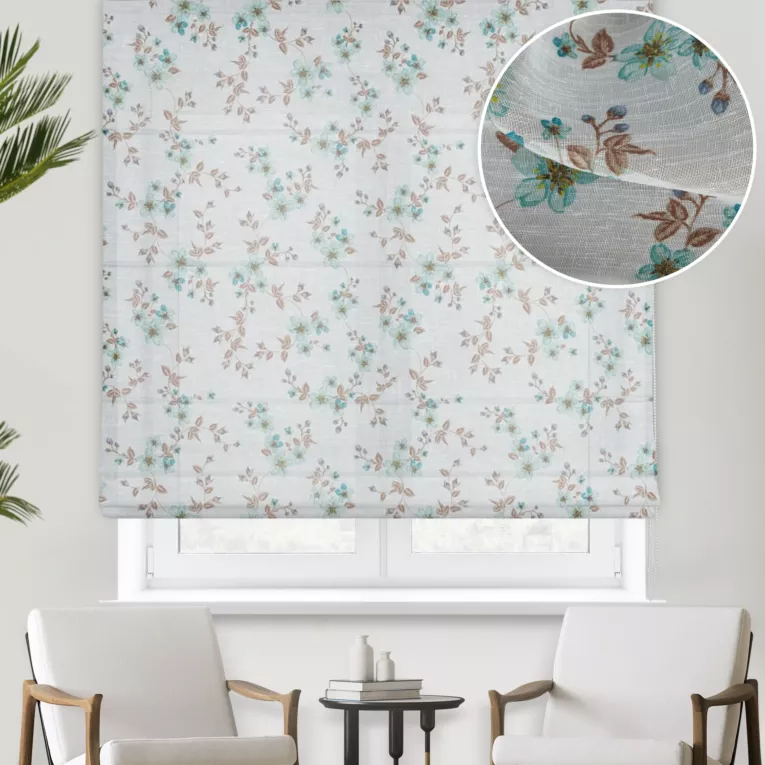 Roleta rzymska biało turkusowa z tkaniny typu ETAMINA z kwiatowym nadrukiem, wykończona obciążnikiem