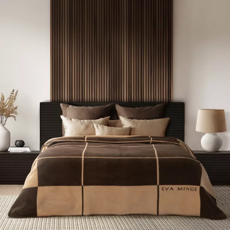 Koc bawełniano-akrylowy 220x240 cm jasnobeżowo, ciemnobrązowy z geometrycznym nadrukiem ELEGANTE Eva Minge