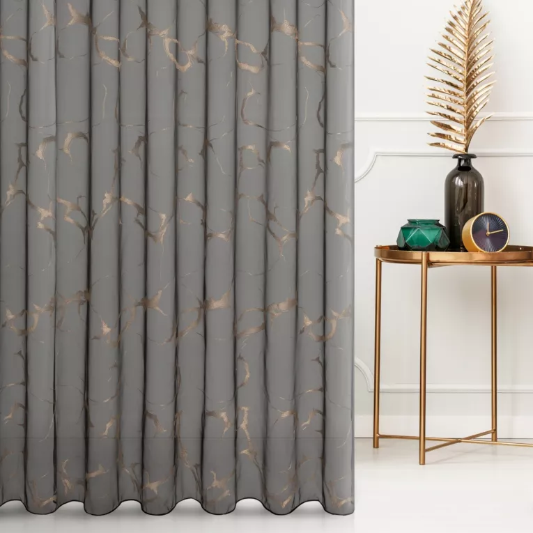 Firana szyta na taśmie 5 cm czarno złota z delikatnej matowej tkaniny haftowanej w fantazyjny wzór