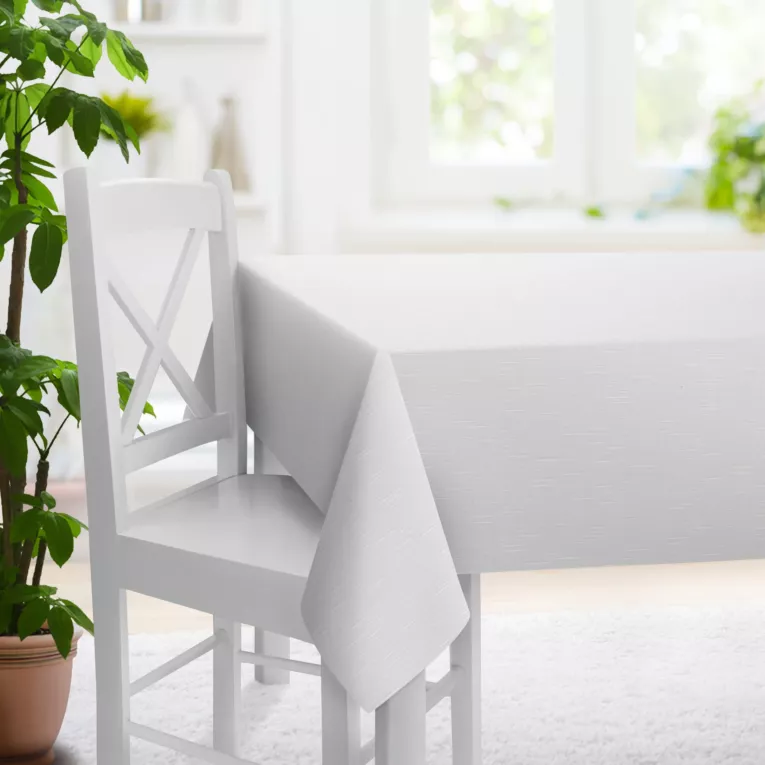 Obrus szyty naturalny z miękkiej, matowej tkaniny w stylu eko o naturalnym splocie