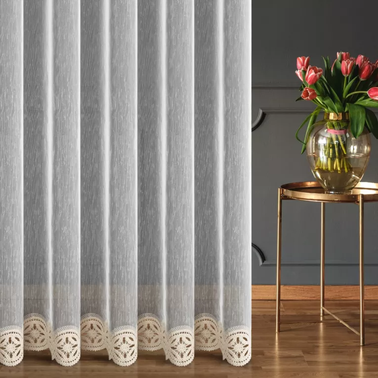 Firana szyta na flexach naturalno beżowa z cienkiej matowej tkaniny z efektem deszczyku zdobionej kordonkową aplikacją