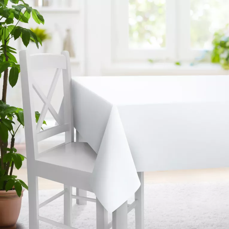 Obrus szyty jasnosrebrny z gładkiej tkaniny typu blackout