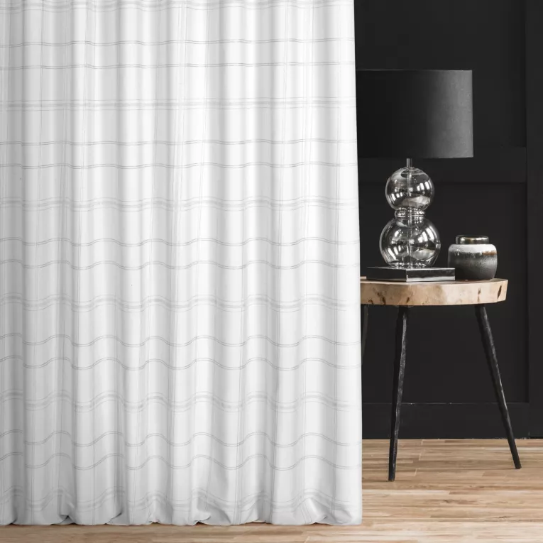 Zasłona szyta na taśmie 5 cm biało srebrna z gładkiej tkaniny przeplatanej błyszczącą lureksową nicią