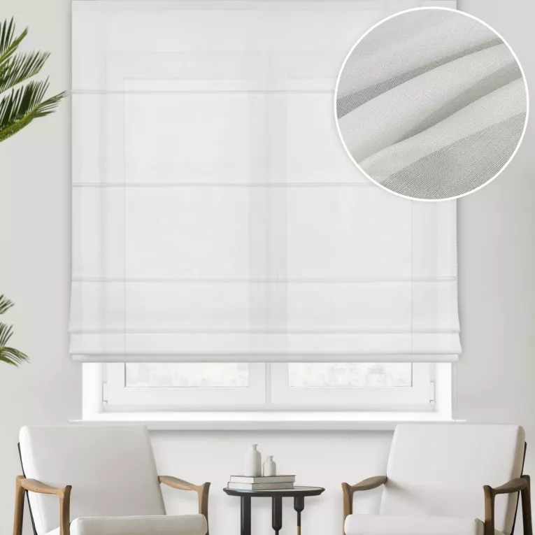 Roleta rzymska naturalna z miękkiej tkaniny o delikatnym połysku, wykończona obciążnikiem