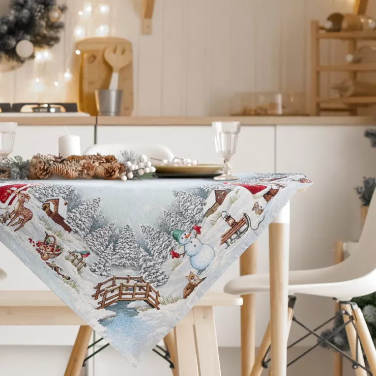 Obrus srebrny 100x100 cm gobelinowy przetykany metaliczną nicią z wzorem zimowego miasteczka