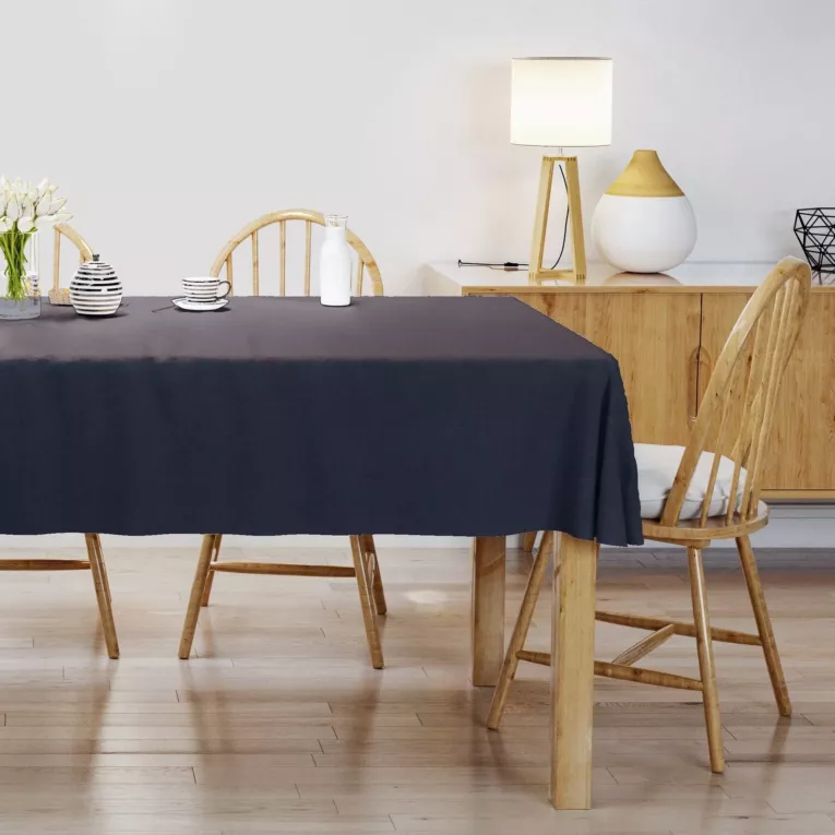 Obrus szyty granatowy z miękkiej, matowej tkaniny w drobny geometryczny wzór