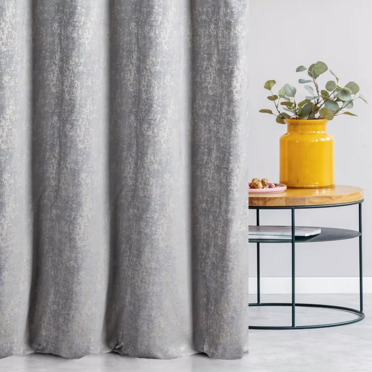 Tkanina zasłonowa szenilowa z marmurkowym wzorem podkreślonym złotą nicią z kolekcji Pierre Cardin