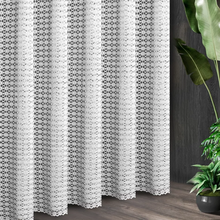 Tkanina firanowa o strukturze ażurowej koronki