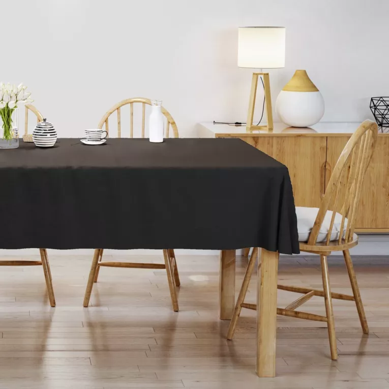 Obrus szyty czarny z gładkiej tkaniny typu dimout