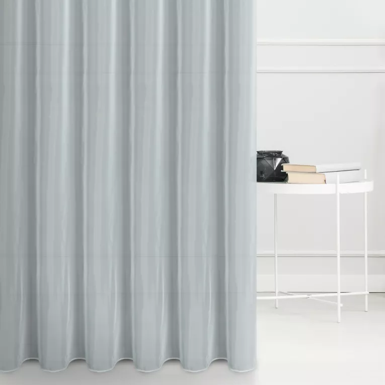 Firana szyta na taśmie 5 cm niebieska z matowego jedwabiście miękkiego woalu, wykończona obciążnikiem