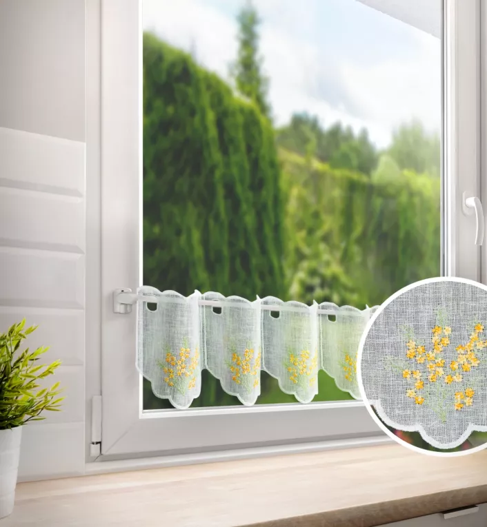 Tkanina firanowa zazdrostka z etaminy zdobiona kolorowym haftem