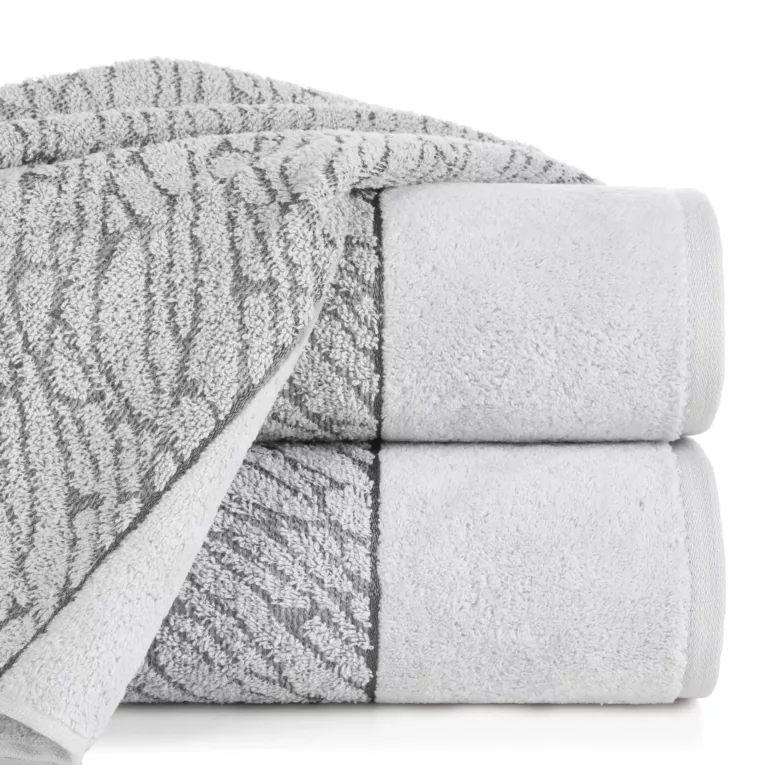 Ręcznik kąpielowy 50x90 cm bawełniany kolor srebrny zdobiony wytłaczanym wzorem NOLA