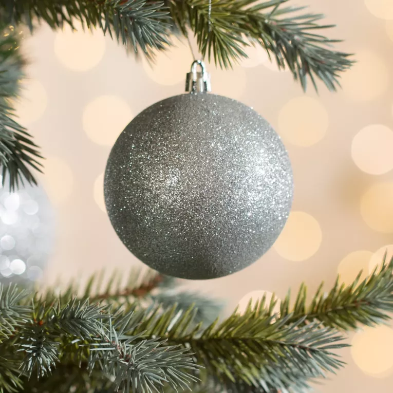 Bombka choinkowa oprószona srebrnym brokatem