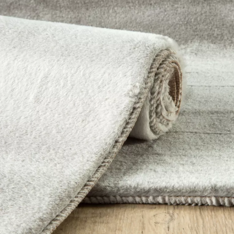 Dywanik dekoracyjny MARCELO  o strukturze miękkiego futerka