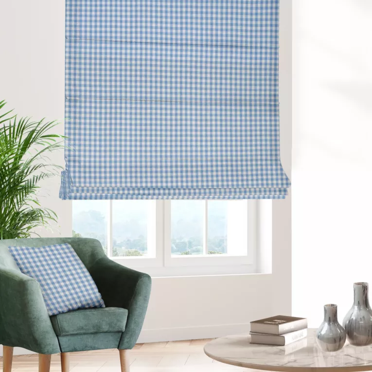 Roleta rzymska błękitno biała z delikatnej tkaniny w kratkę