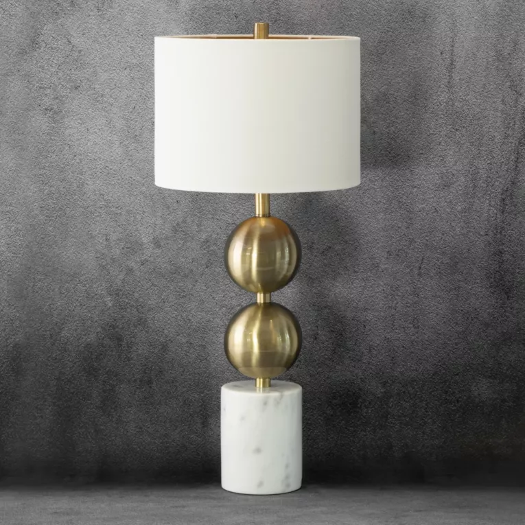 Lampa stołowa do salonu biało, złota MARGOT na podstawie łączącej marmur i metal