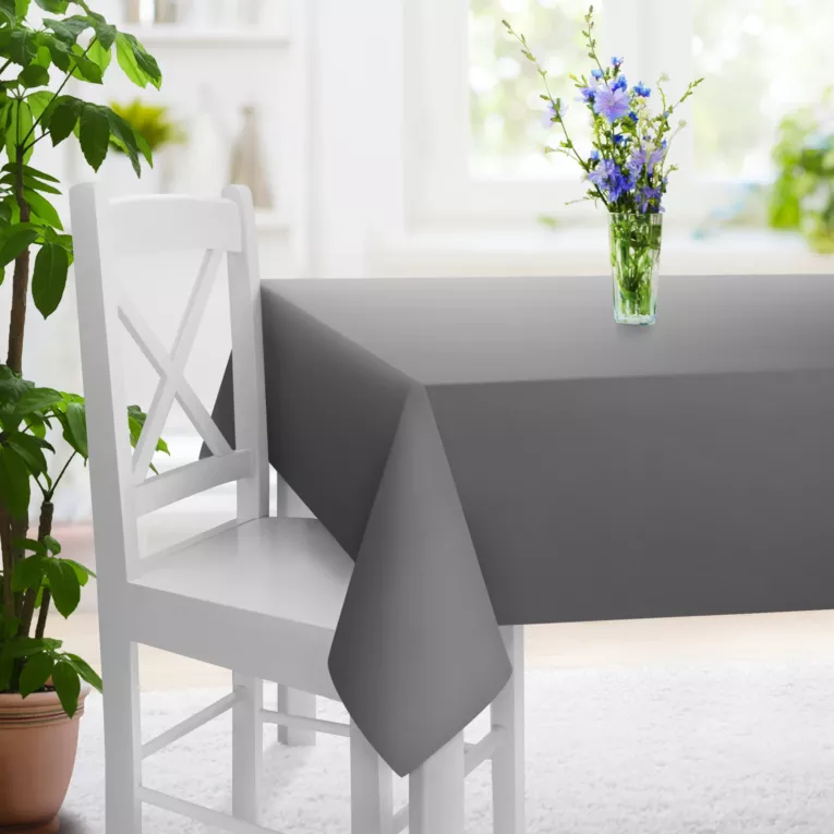Obrus szyty popielaty z gładkiej tkaniny zaciemniającej typu dimout wykończona obciążnikiem