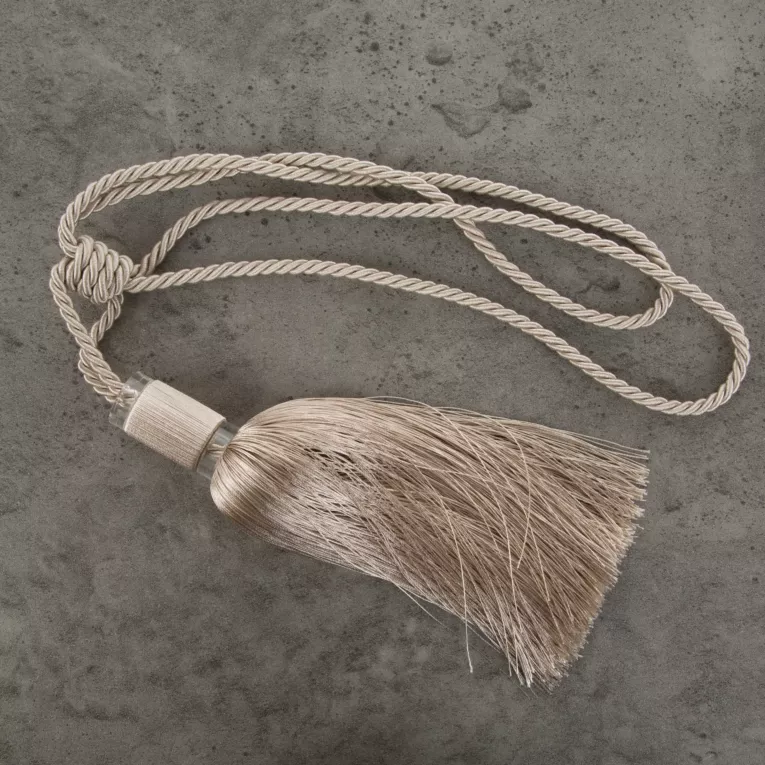 Dekoracyjny sznur do zasłon MILA z puszystym chwostem