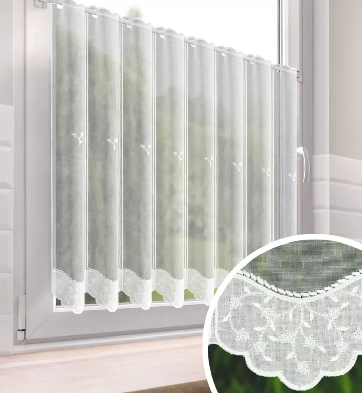 Tkanina firanowa zazdrostka z etaminy zdobiona haftem drobnych liści