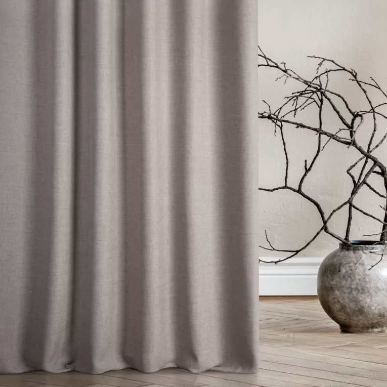 Zasłona szyta na taśmie 5 cm LOVELY beżowa z widocznym ozdobnym splotem, o naturalnym charakterze