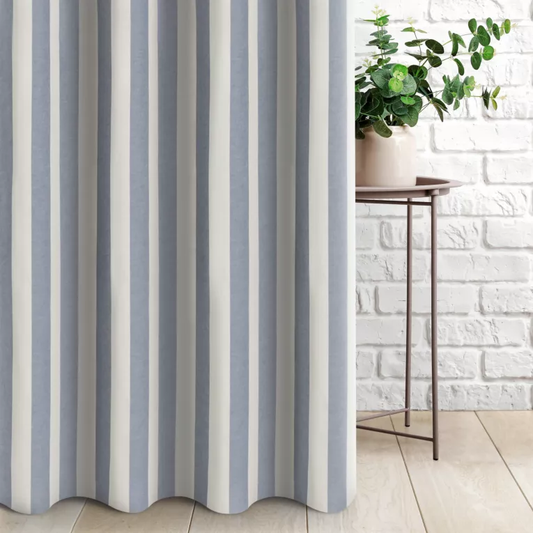 Zasłona szyta na flexach naturalno niebieska z tkaniny w pasy