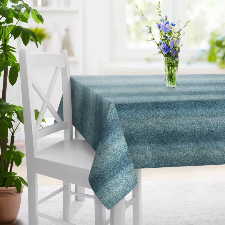 Obrus szyty granatowy z grubej tkaniny welwetowej drukowanej w drobny wzór