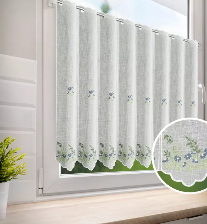 Tkanina firanowa zazdrostka z etaminy zdobiona haftem drobnych kwiatuszków