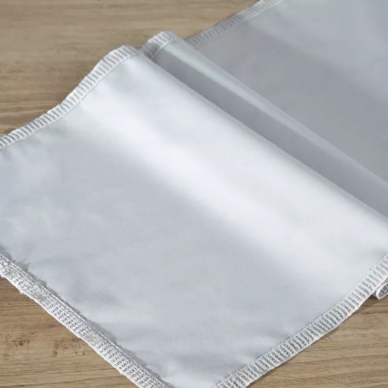 Bieżnik na stół 35x140 cm popielaty SAVONA subtelnie podkreślony wąską koronką REINA LINE