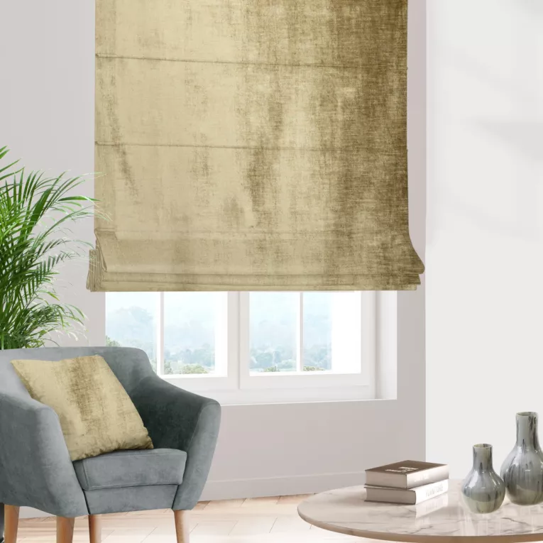 Roleta rzymska SAFARI 1 ciemnozłota z miękkiej welwetowej tkaniny z połyskiem i poziomym prążkiem