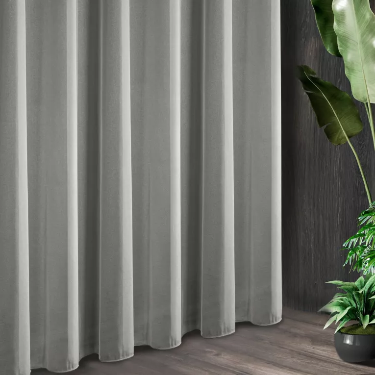 Tkanina firanowa gładka, półtransparentna o drobnym strukturalnym wzorze zakończona szwem obciążającym