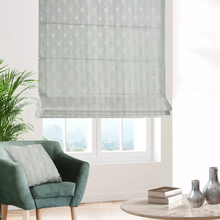 Roleta rzymska kremowo srebrna z tkaniny w elegancki geometryczny wzór z błyszczącą nicią