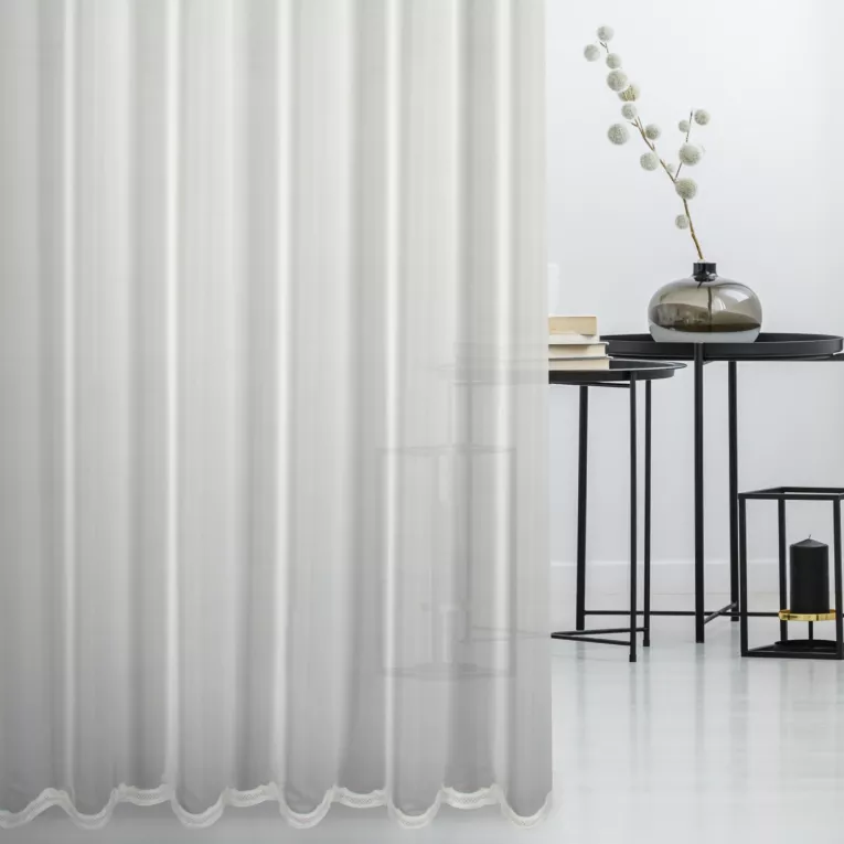 Firana szyta na taśmie 5 cm biała z delikatnej, matowej tkaniny zdobionej haftem