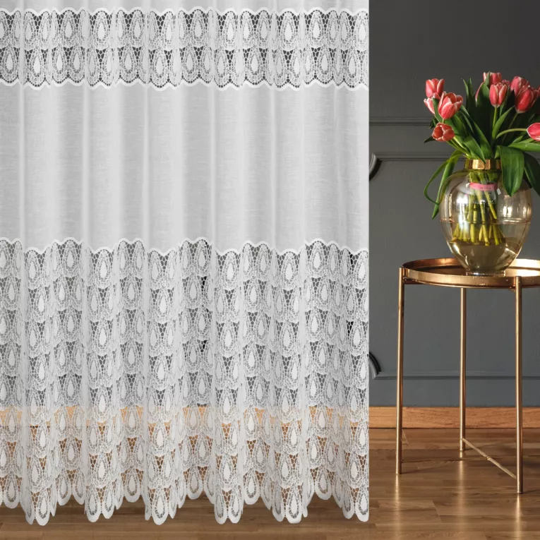 Firana szyta na przelotkach naturalna z matowej etaminy ozdobionej szeroką ażurową aplikacją