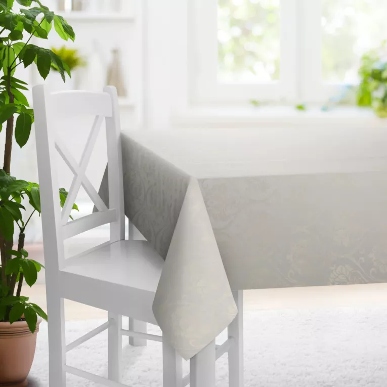 Obrus szyty jasnokremowo złocisty z miękkiej tkaniny welwetowej z ornamentowym błyszczącym nadrukiem