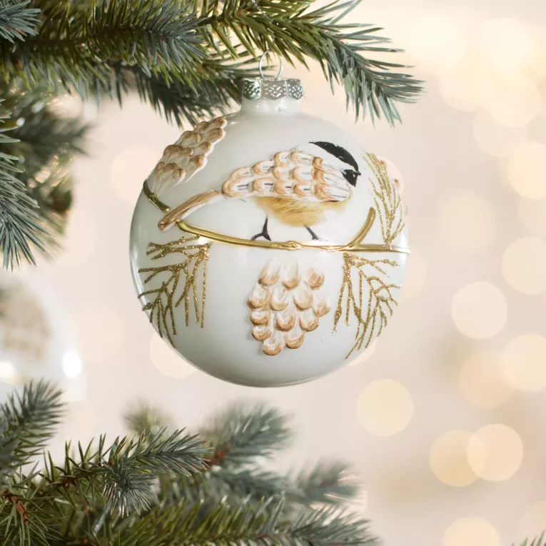 Szklana bombka zdobiona ręcznie malowanym motywem świątecznym