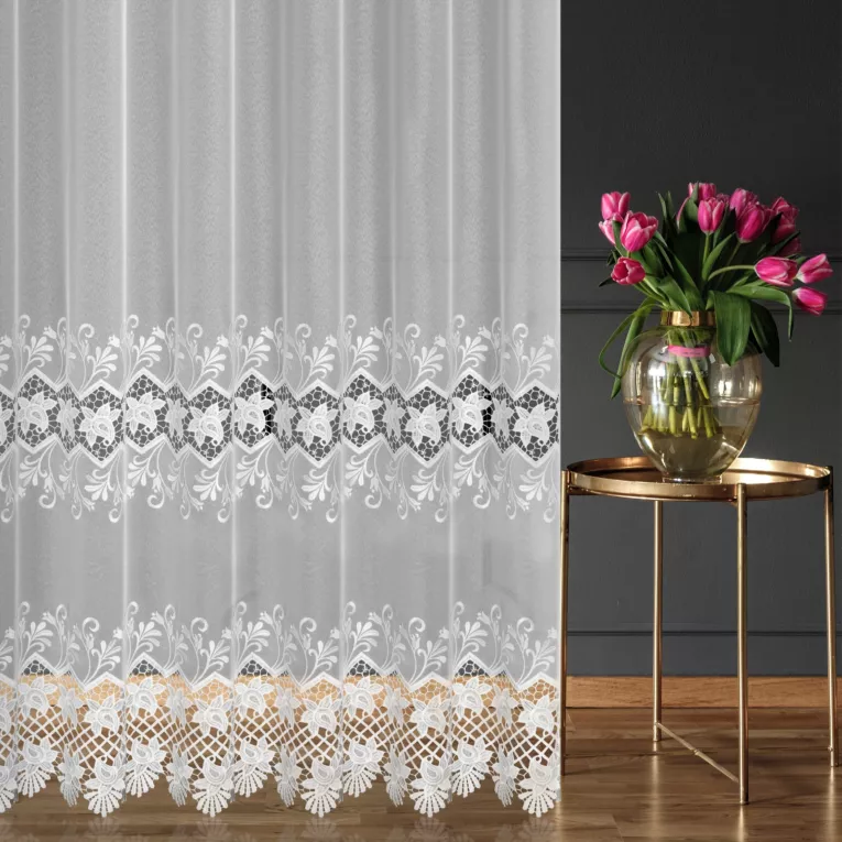 Firana szyta na taśmie 5 cm biała z matowej markizety zdobionej dwoma pasami aplikacji