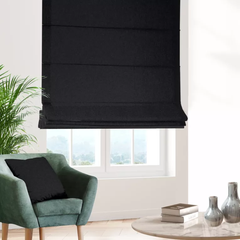Roleta rzymska czarna z gładkiej tkaniny zaciemniającej typu dimout wykończona obciążnikiem