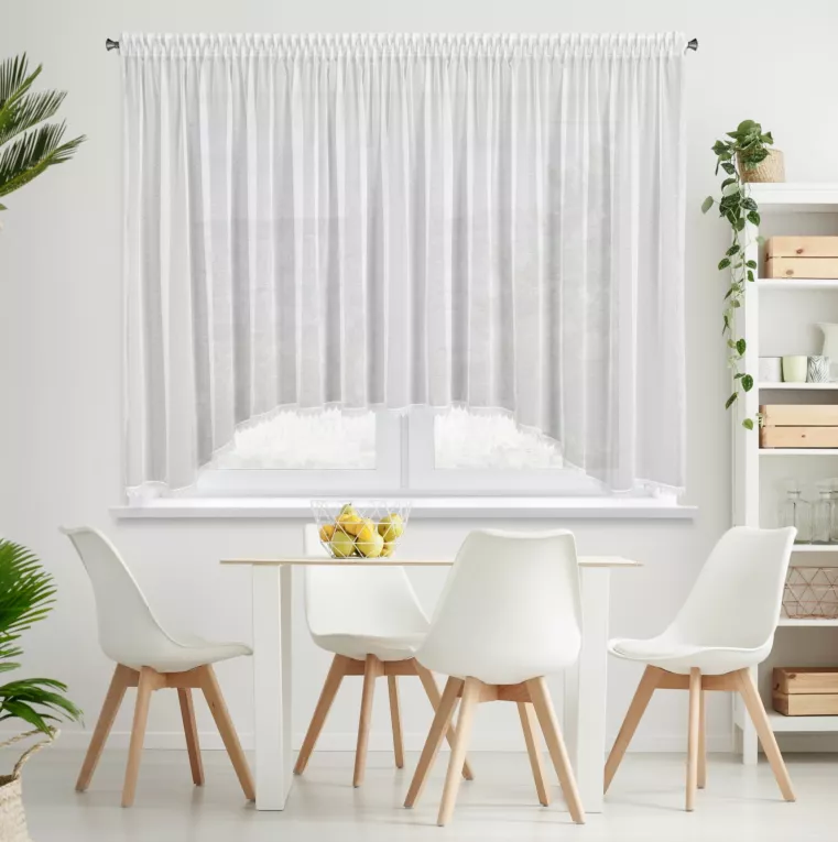 Firana DINA z gładkiej markizety wycięta w łuk i wykończona gipurą