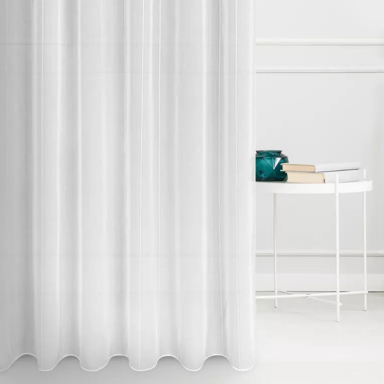 Tkanina firanowa o naturalnym splocie zdobiona pionowymi paseczkami