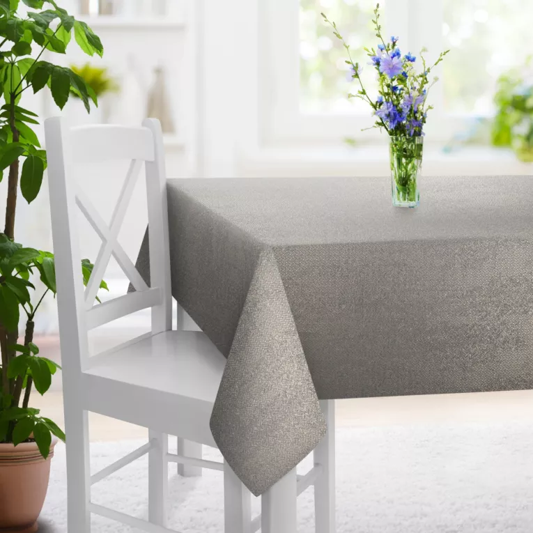 Obrus szyty srebrno złocisty z połyskującej tkaniny z geometrycznym, drobnym wzorem Pierre Cardin