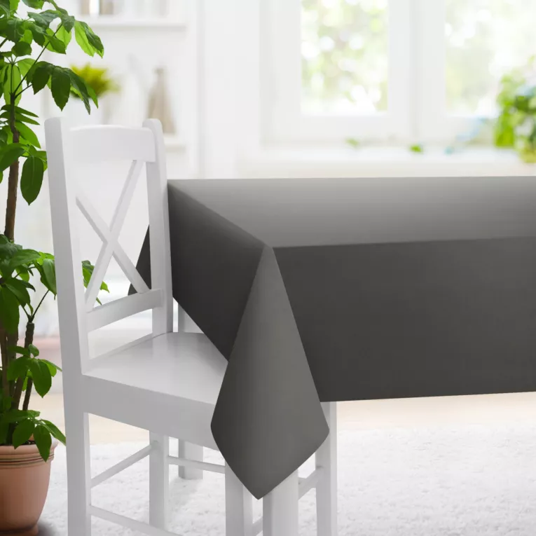 Obrus szyty grafitowy z gładkiej tkaniny z delikatnym połyskiem