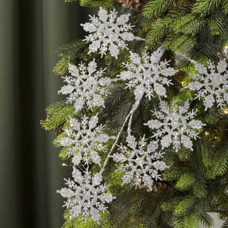 Fantazyjna gałązka ze srebrnymi śnieżynkami