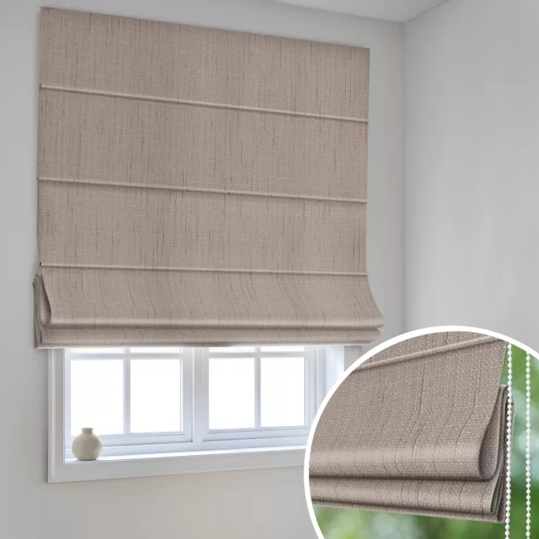 Roleta rzymska jasnobrązowa z miękkiej, matowej tkaniny w stylu eko o naturalnym splocie