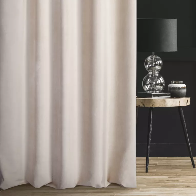 Zasłona szyta na flexach WALDO jasnobeżowa ze szlachetnej grubej tkaniny welwetowej o gramaturze 400g/m2