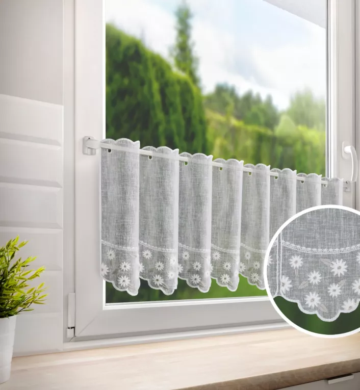 Tkanina firanowa zazdrostka z etaminy zdobiona haftem drobnych kwiatów