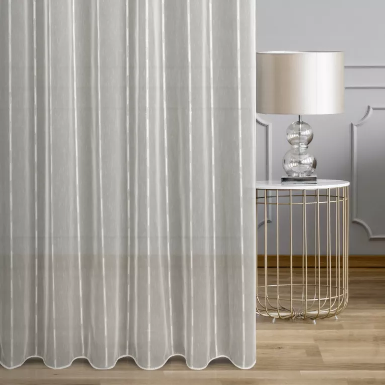 Firana szyta na taśmie 5 cm kremowa z tkaniny w pionowe pasy i efektem deszczyku, wykończona obciążnikiem
