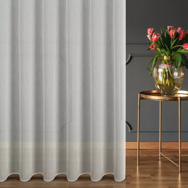 Firana szyta na taśmie 5 cm kremowa z matowej miękkiej tkaniny o naturalnym splocie, wykończona obciążnikiem