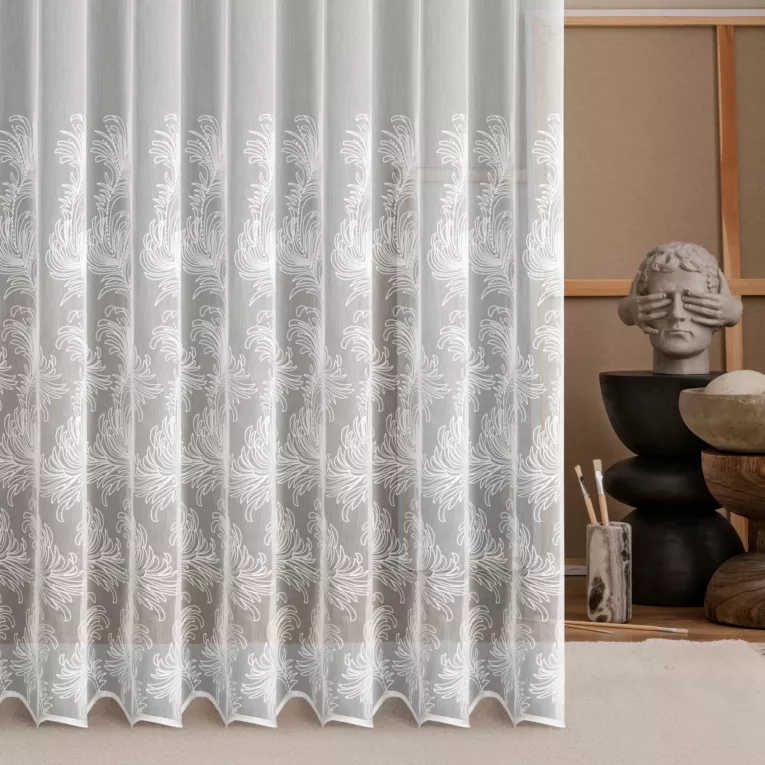 Firana szyta na taśmie 5 cm biała z tkaniny z efektem deszczyku zdobionej fantazyjnym haftem